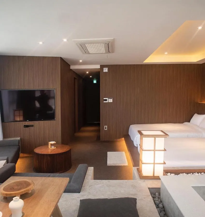Uh Suite The Myeongdong Seoul 3*,