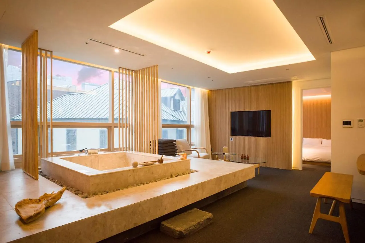 Uh Suite The Myeongdong Seul 3*,