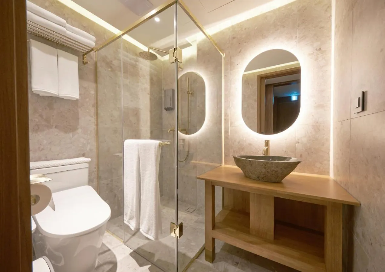 Uh Suite The Myeongdong Seul 3*,